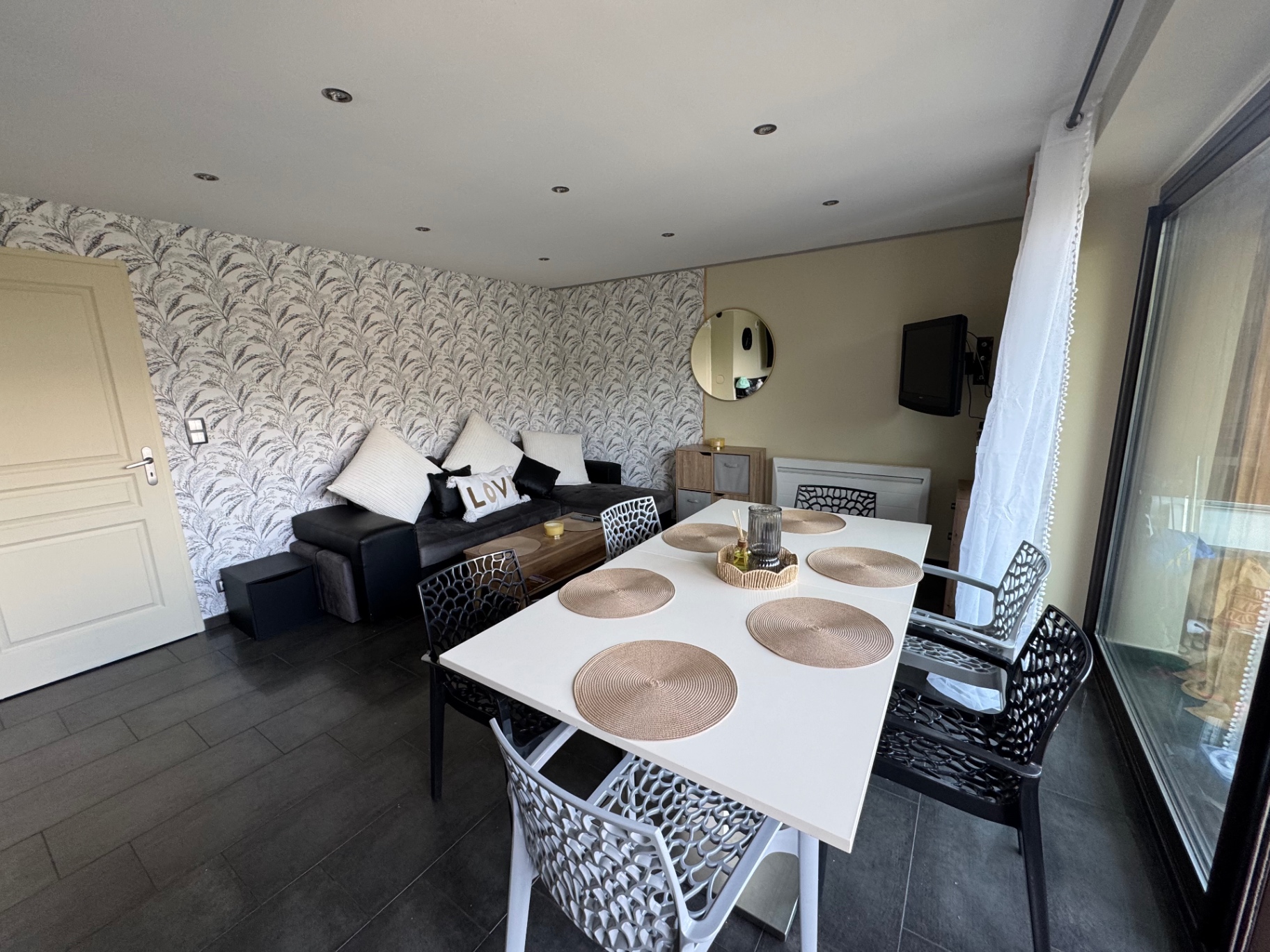 Grande table blanche dressée pour 6 personnes dans le séjour