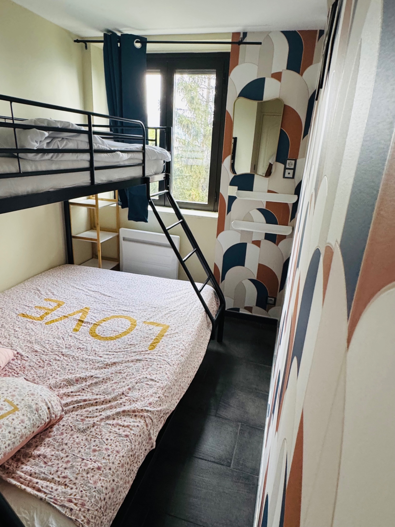 Chambre avec lit double en bas et lit simple en hauteur
