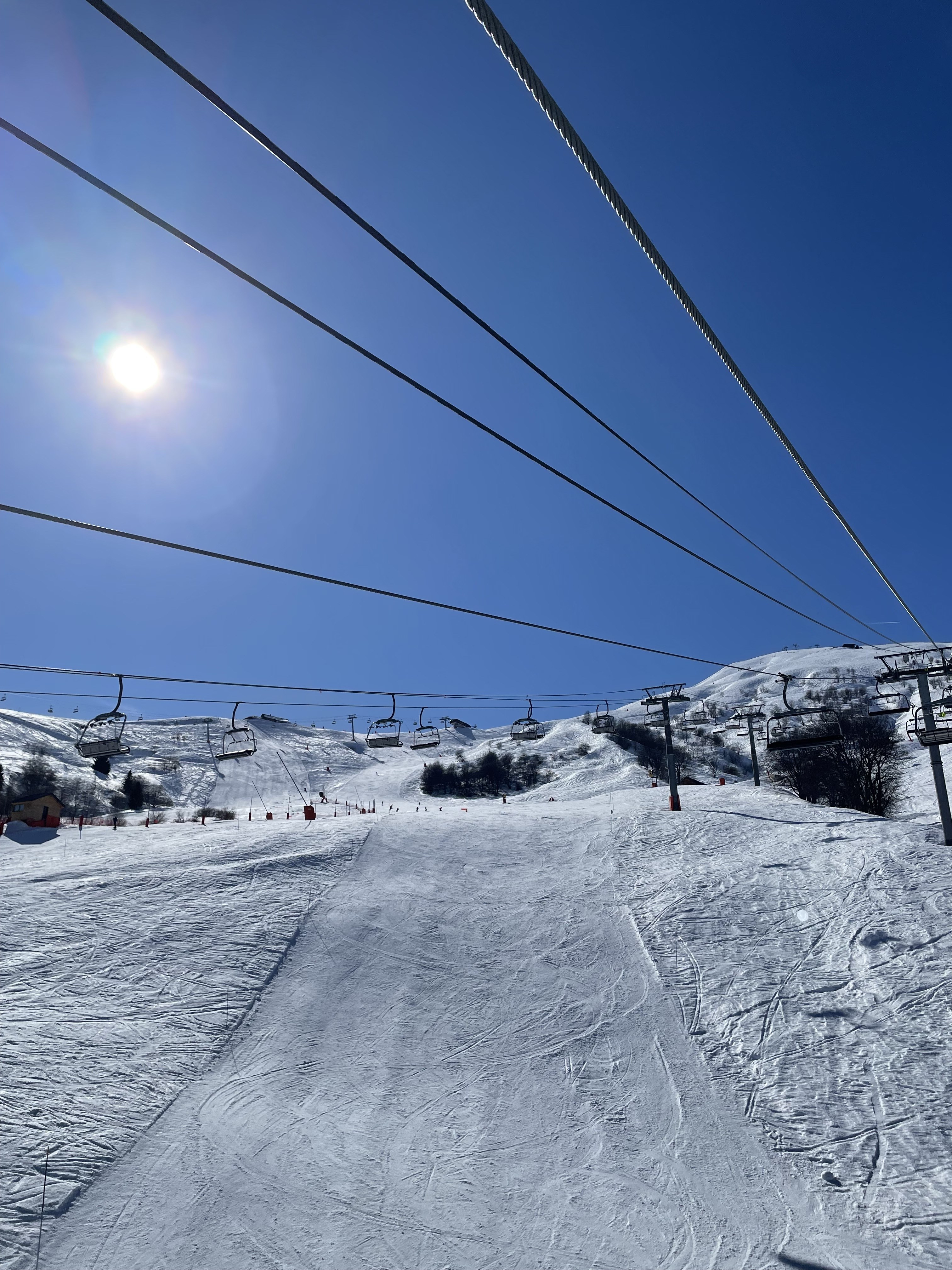Télésiège du domaine des Sybelles au-dessus des pistes