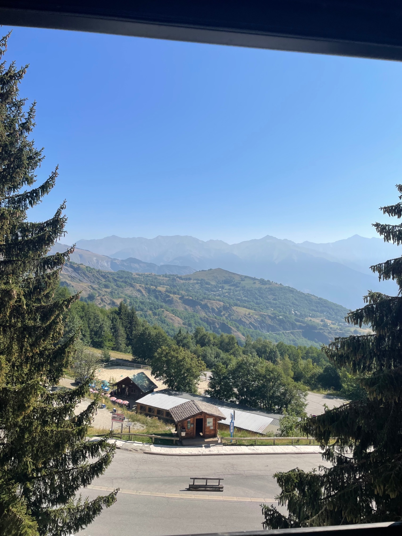 Vue d'été sur la vallée, les forêts et les sommets depuis l'appartement