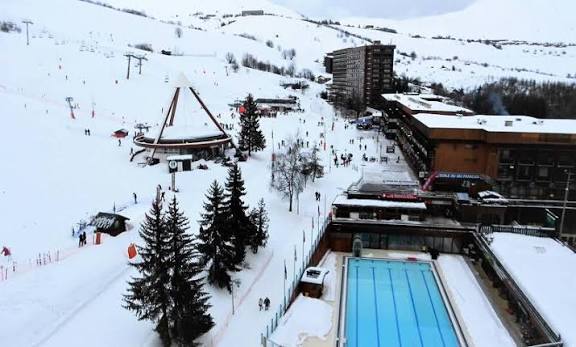 Piscine extérieure chauffée du Corbier vue depuis la résidence