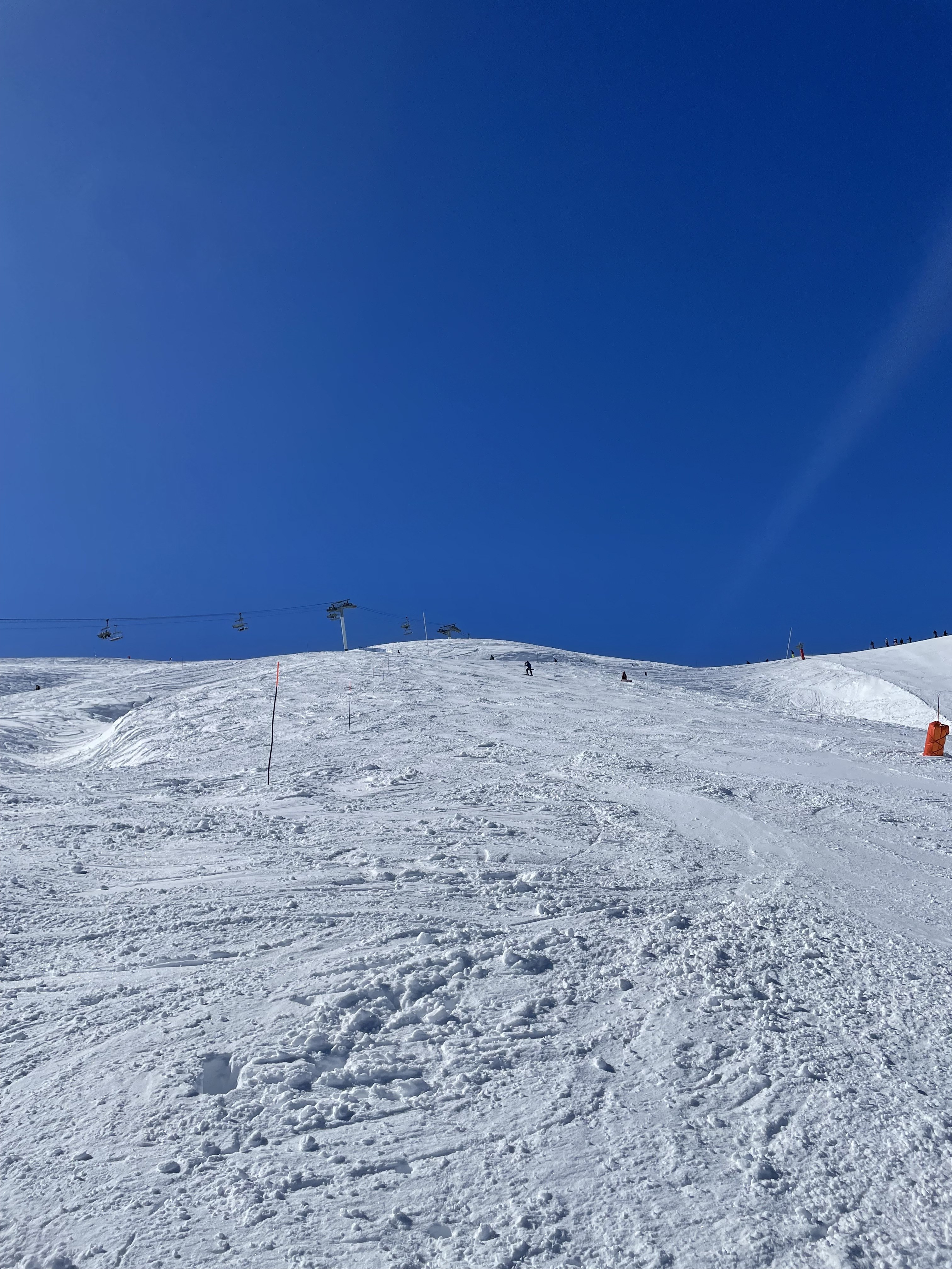 Pistes de ski du Corbier sous un ciel bleu, domaine des Sybelles